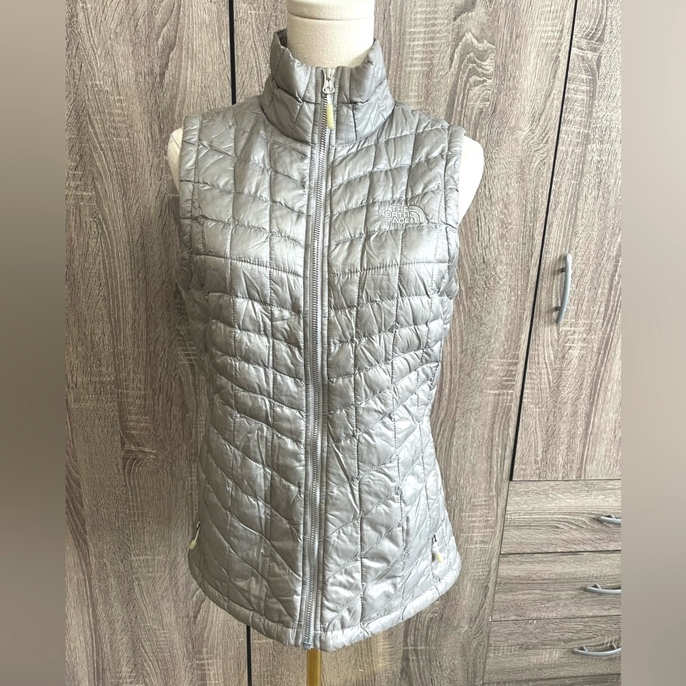 The North Face Silver Lightweight Puffer Vest. Size S